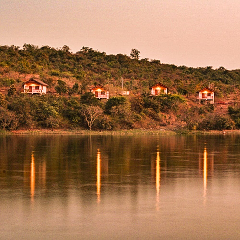 Body of water,Reflection,Water,Nature,Sky,River,Lake,Evening,Natural landscape,Atmospheric phenomenon