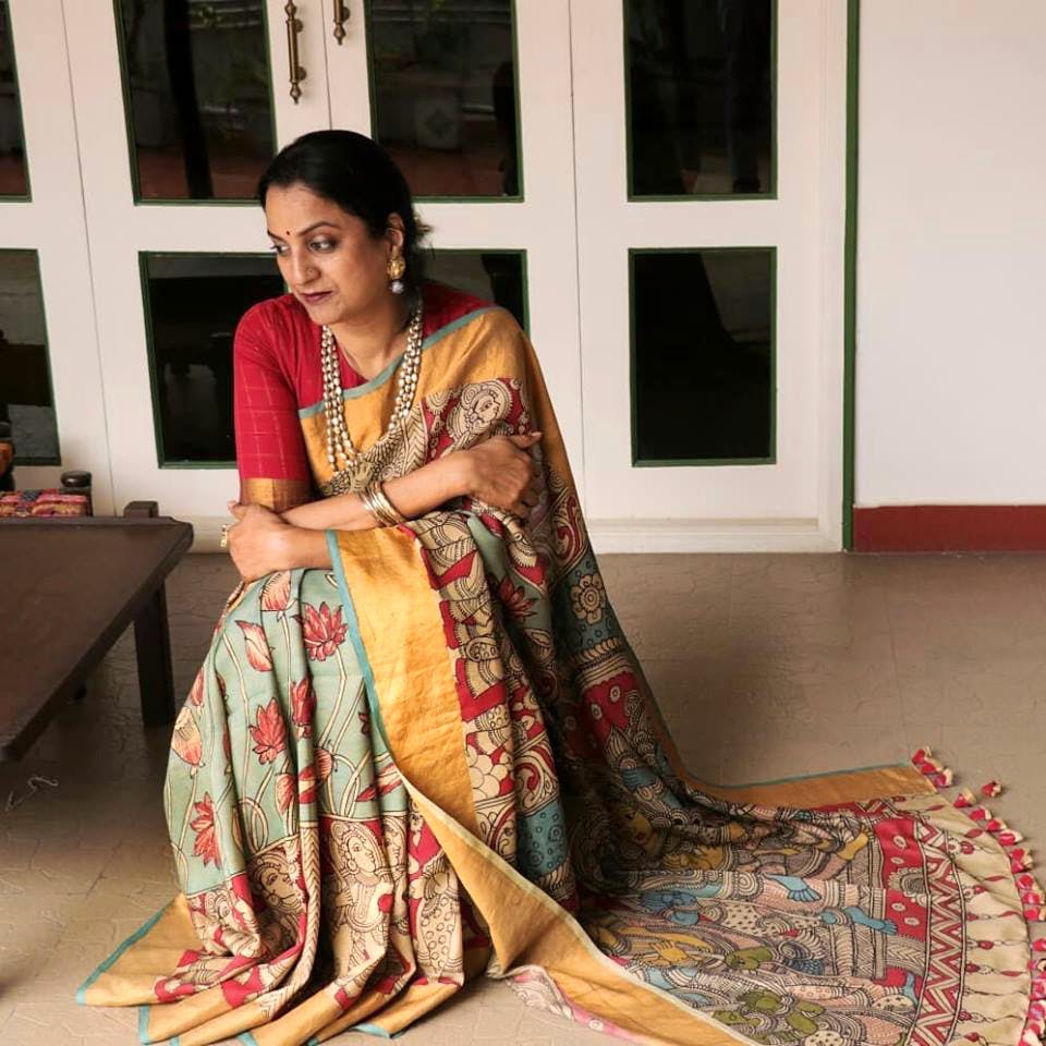 As the pandemic make handloom popular, youngsters fall in love with Indian  weaves - Times of India