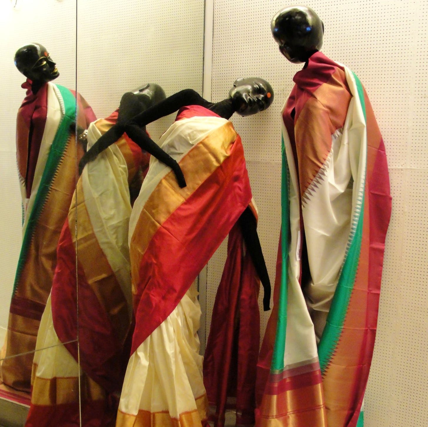 Sari,Green,Maroon,Textile,Outerwear,Silk,Magenta,Stock photography,Formal wear,Tradition