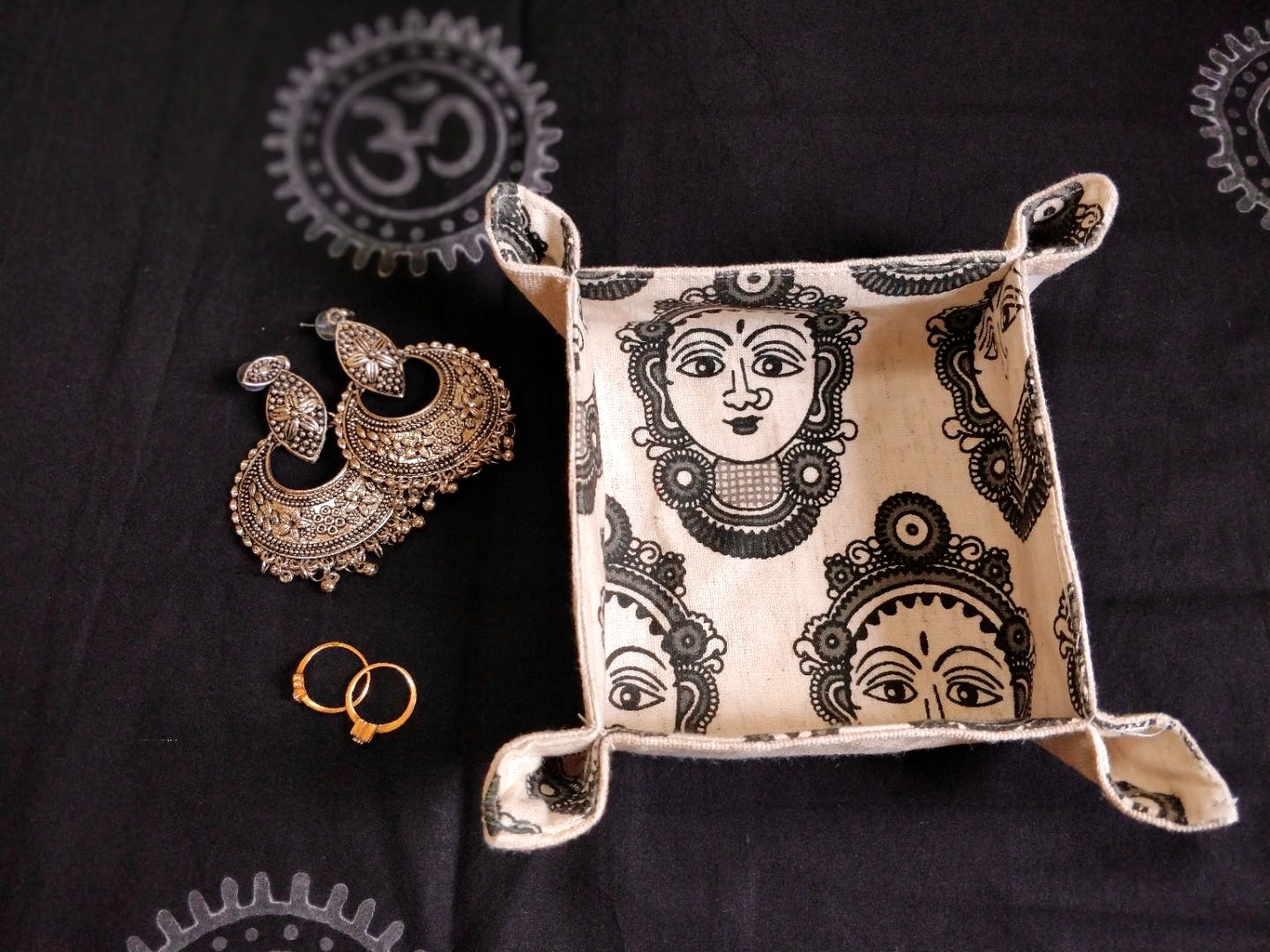 Owl,Design,Pattern,Fashion accessory,Metal