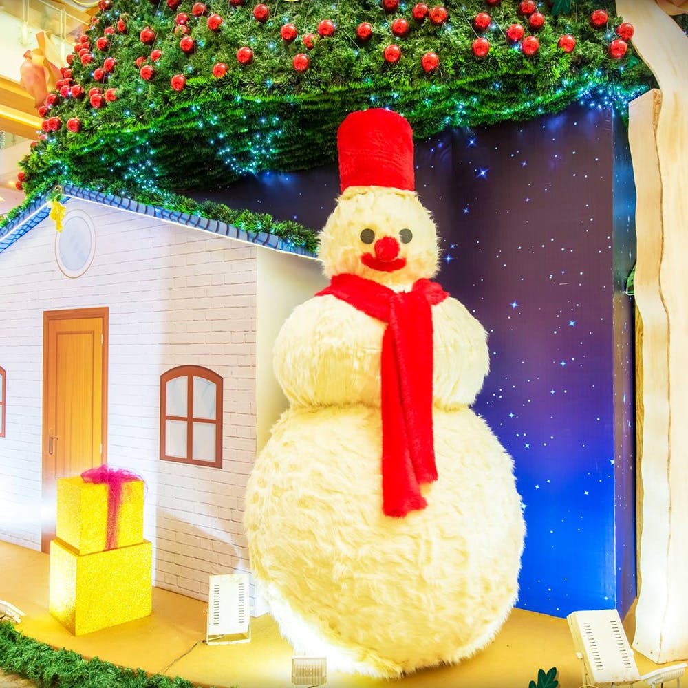 Santa claus,Christmas,Snowman,Christmas decoration,Tree,Christmas ornament,Holiday,Christmas eve,Fictional character,Interior design