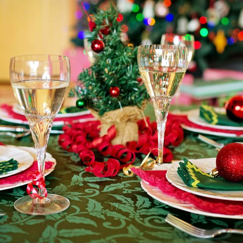 Christmas decoration,Champagne stemware,Christmas,Stemware,Christmas eve,Christmas tree,Wine glass,Event,Christmas ornament,Glass