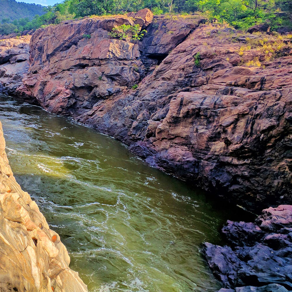 Body of water,Water,Water resources,Rock,Watercourse,Formation,River,Coast,Outcrop,Geological phenomenon