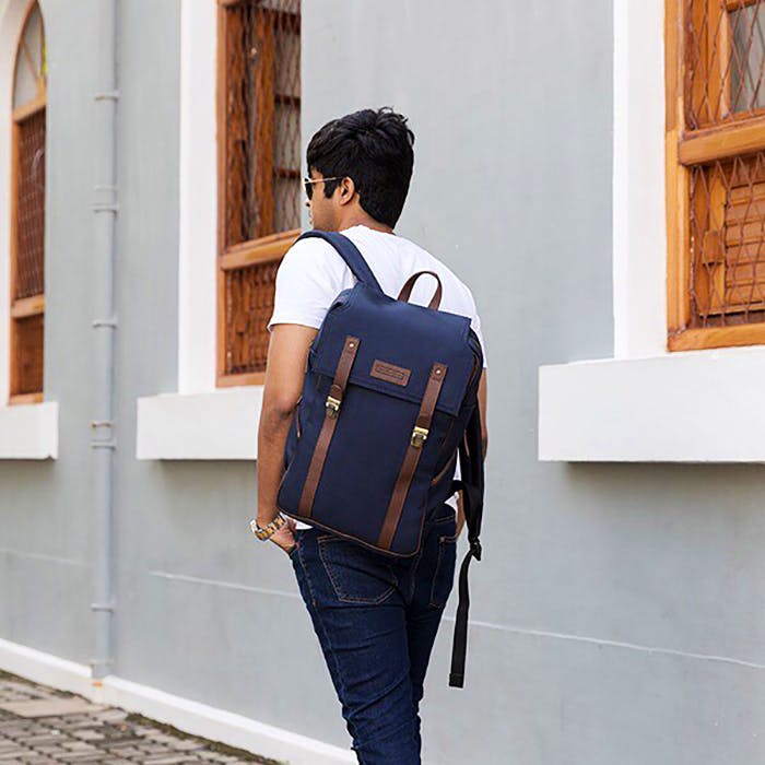 Shoulder,Bag,Street fashion,Joint,Messenger bag,Waist,Backpack,Arm,Luggage and bags,Satchel