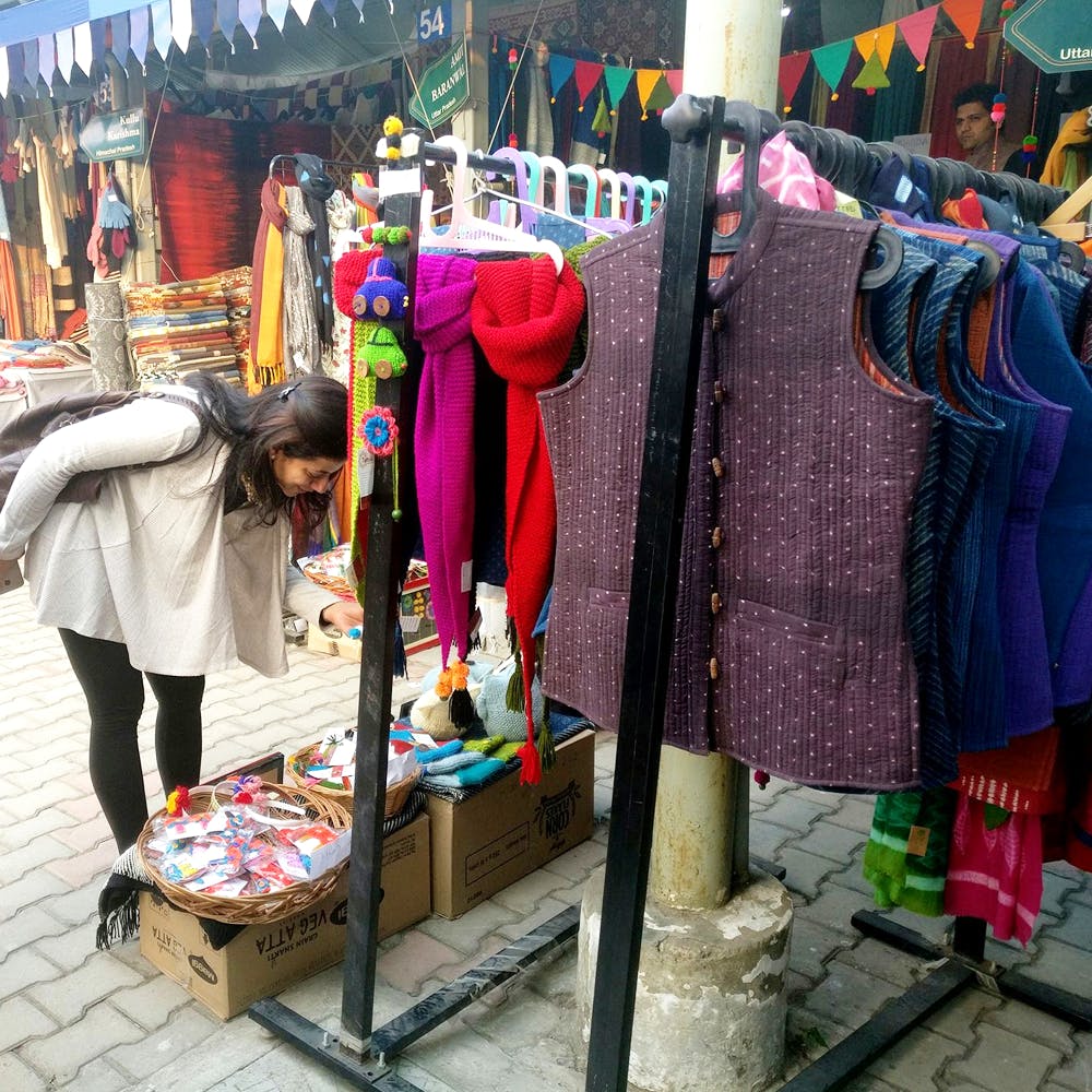 Selling,Public space,Marketplace,Bazaar,Market,Human settlement,Textile,Boutique,Flea market,Shopping