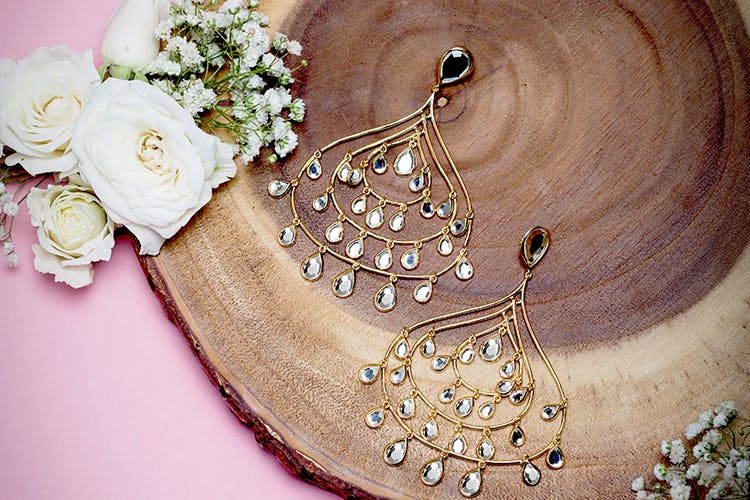Jewellery,Fashion accessory,Body jewelry,Peach,Headpiece,Pearl,Necklace,Bridal accessory