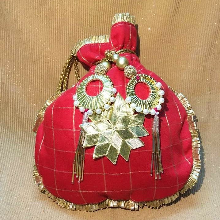 Red,Fashion accessory,Jewellery,Magenta,Christmas ornament,Pendant