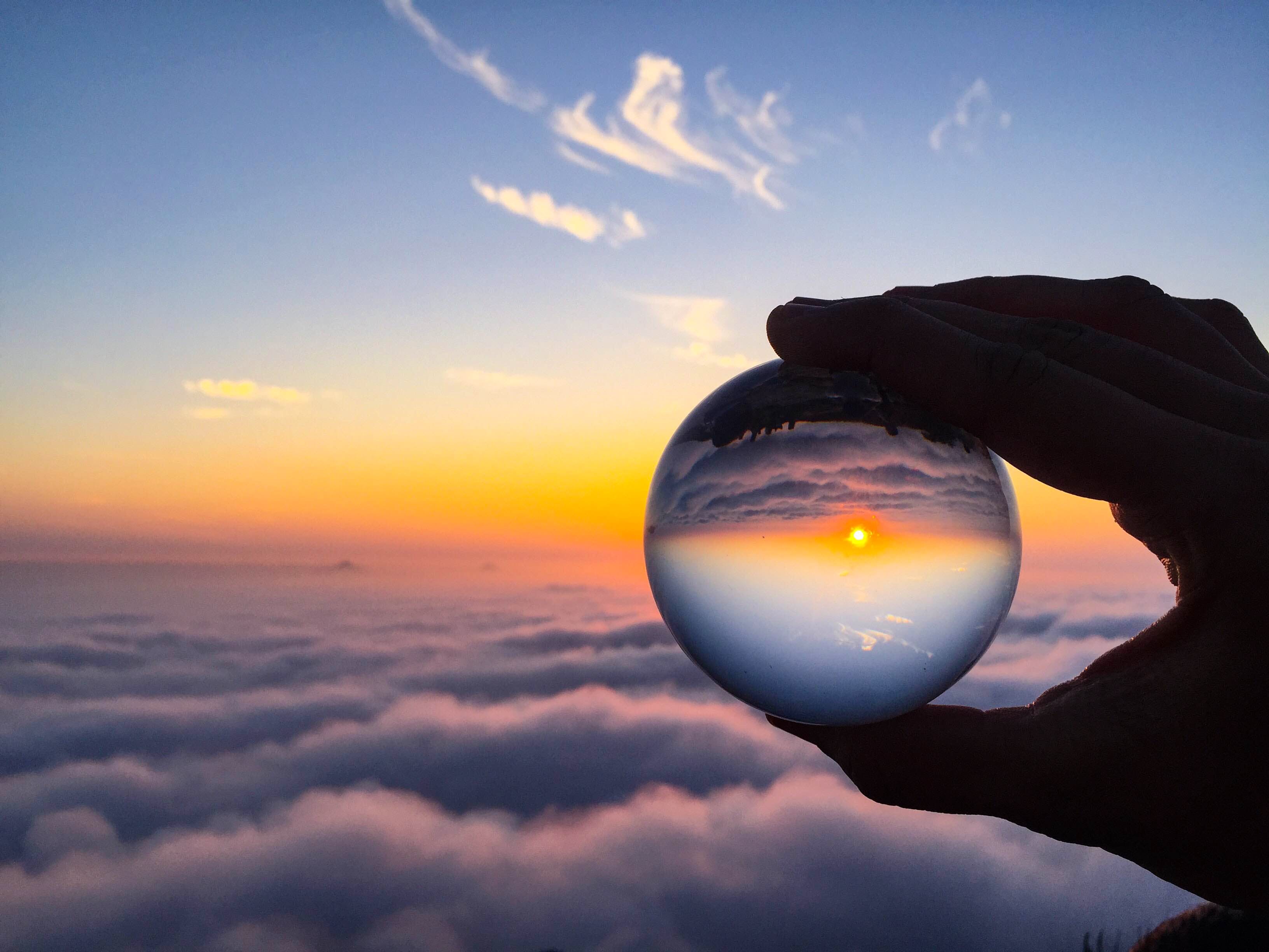 Sky,Atmosphere,Cloud,Atmospheric phenomenon,Horizon,Sunrise,Hand,Sunset,Photography,Calm