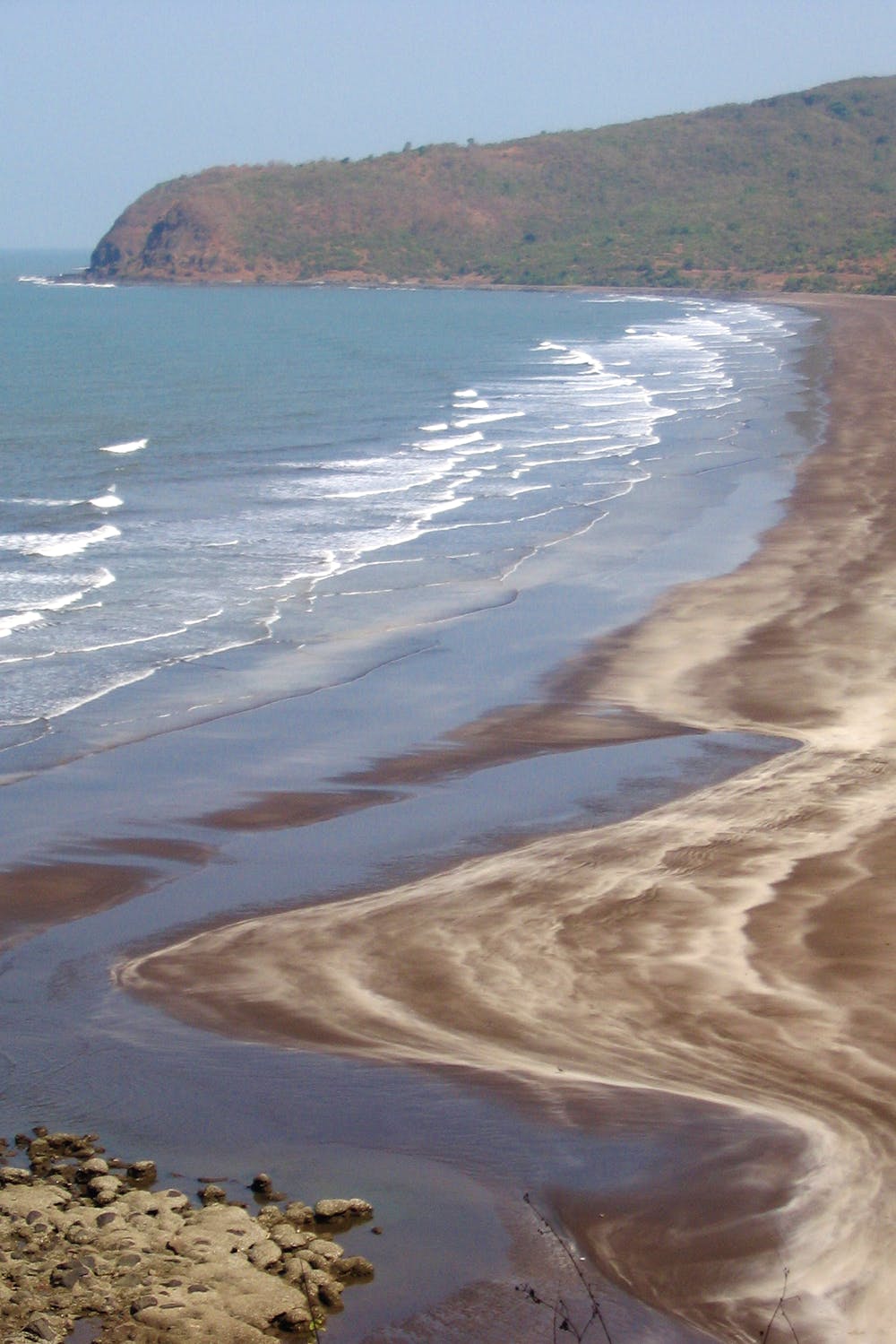 Body of water,Coast,Shore,Sea,Beach,Sand,Coastal and oceanic landforms,Headland,Ocean,Wave
