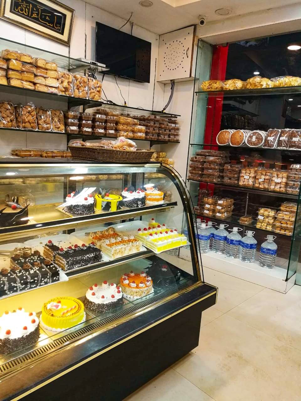 Bakery,Pâtisserie,Display case,Delicatessen,Grocery store,Food,Convenience food,Pastry,Delicacy,Supermarket
