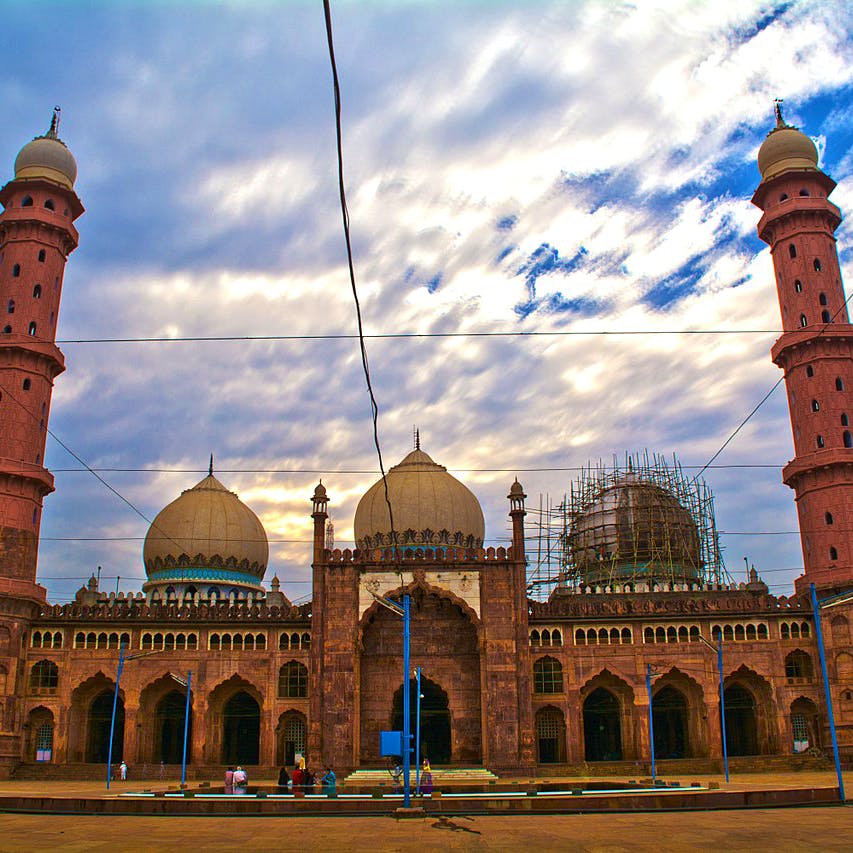 Landmark,Building,Mosque,Khanqah,Holy places,Place of worship,Dome,Sky,Architecture,Historic site