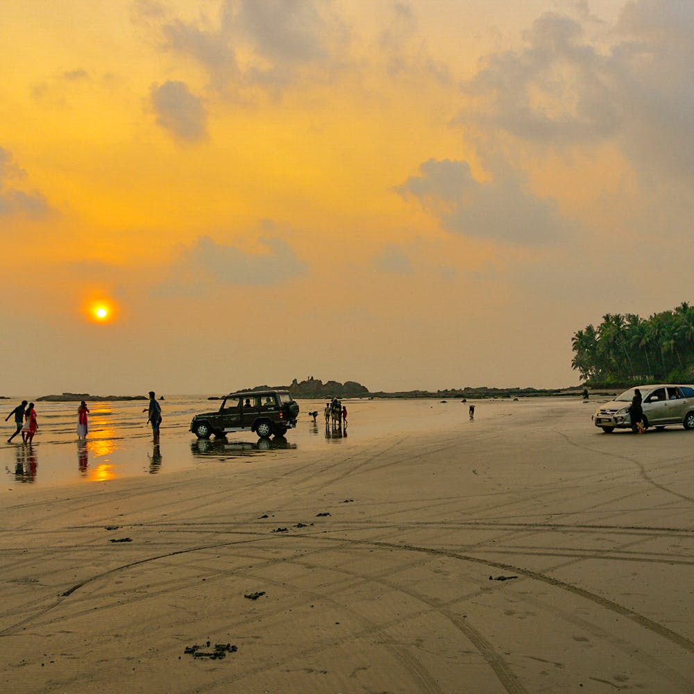 Sky,Sand,Sunset,Vehicle,Morning,Cloud,Mode of transport,Evening,Beach,Car