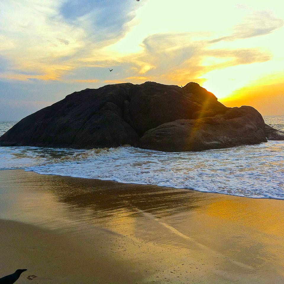 Body of water,Sea,Sky,Rock,Ocean,Coast,Headland,Shore,Beach,Wave