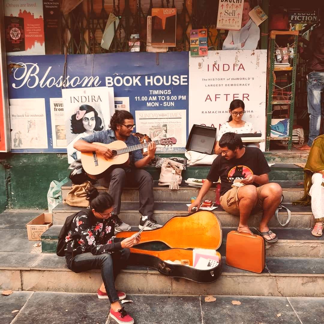 Street performance,Snapshot,Sitting,Street,Musician,Plucked string instruments,Leisure,Cavaquinho,Guitar,Road