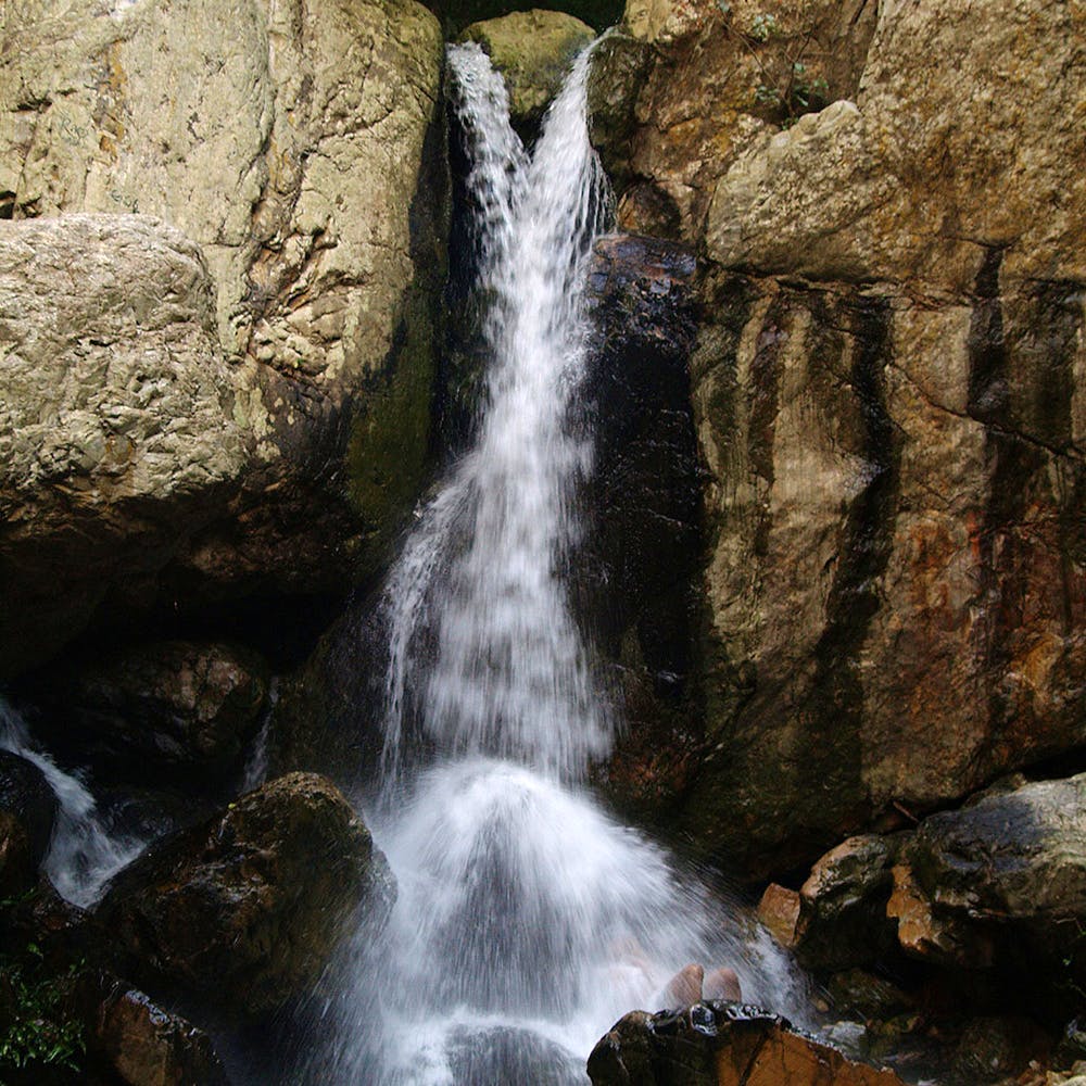 Waterfall,Body of water,Water resources,Water,Nature,Watercourse,Stream,Natural landscape,Rock,Water feature