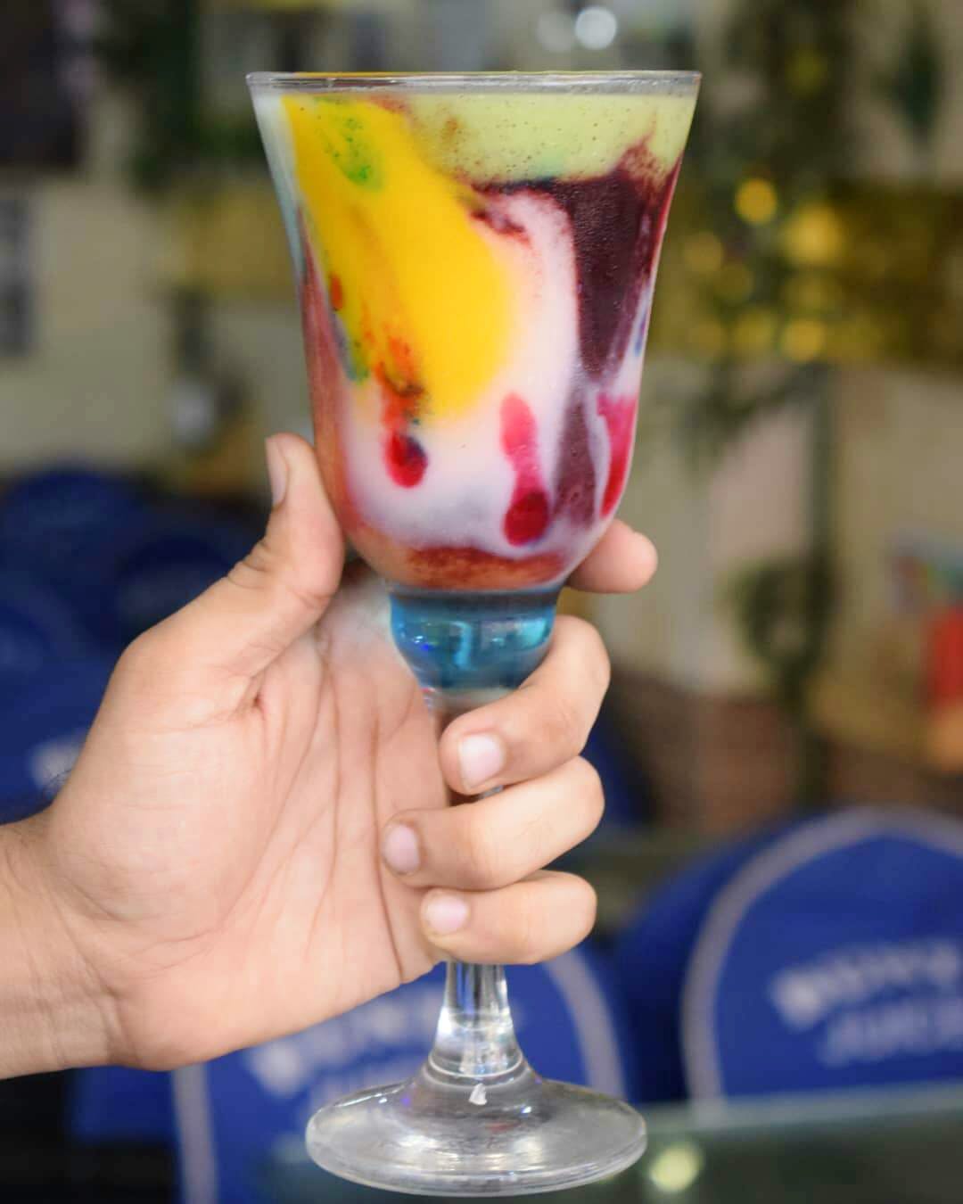 Drink,Stemware,Drinkware,Glass,Wine glass,Falooda,Food,Non-alcoholic beverage,Hand,Dessert