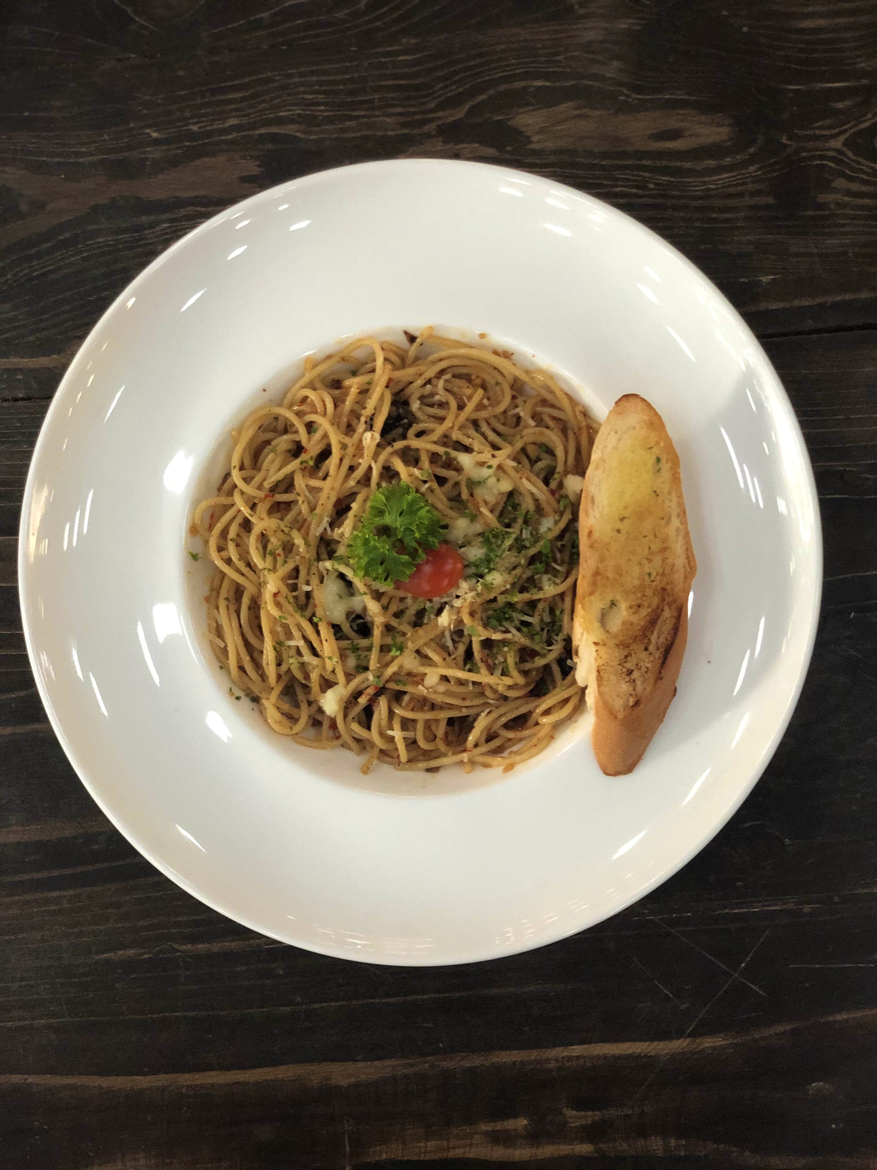 Dish,Noodle,Spaghetti,Food,Cuisine,Chow mein,Spaghetti aglio e olio,Capellini,Fried noodles,Chinese noodles