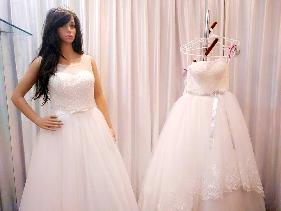 Gown,Wedding dress,Clothing,Dress,Bridal clothing,Shoulder,Bridal party dress,Photograph,Bride,A-line