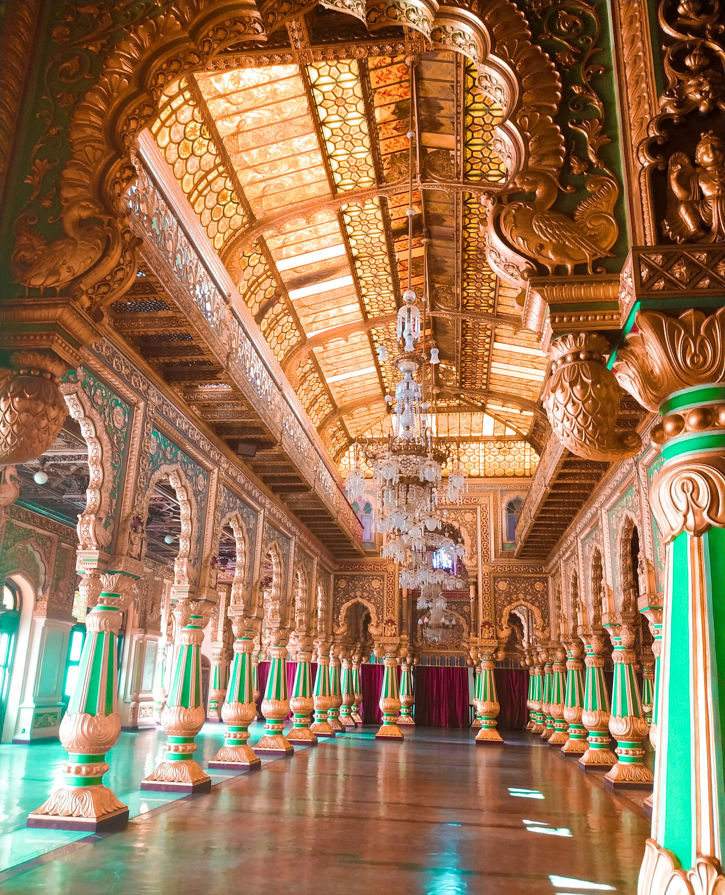 Holy places,Column,Landmark,Building,Architecture,Palace,Wat,Arch,Lobby,Place of worship