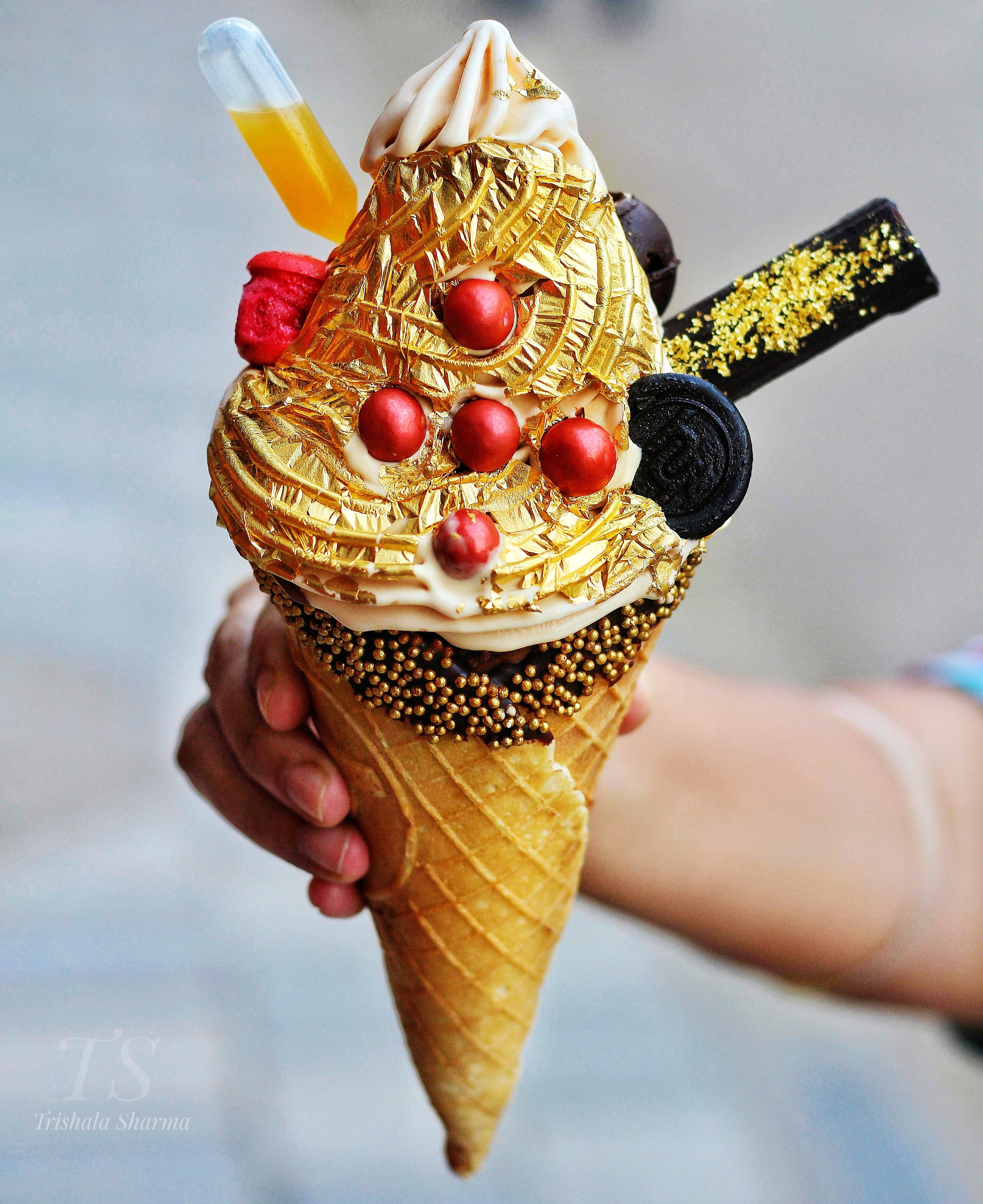 Ice cream cone,Food,Frozen dessert,Soft Serve Ice Creams,Dessert,Ice cream,Cone,Cuisine,Dairy,Dondurma