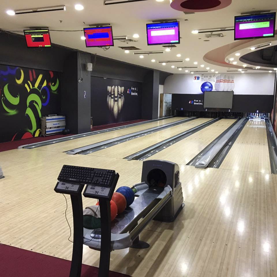 Bowling,Ten-pin bowling,Leisure centre,Bowling equipment,Bowling pin,Room,Duckpin bowling,Individual sports,Bowler,Ball game