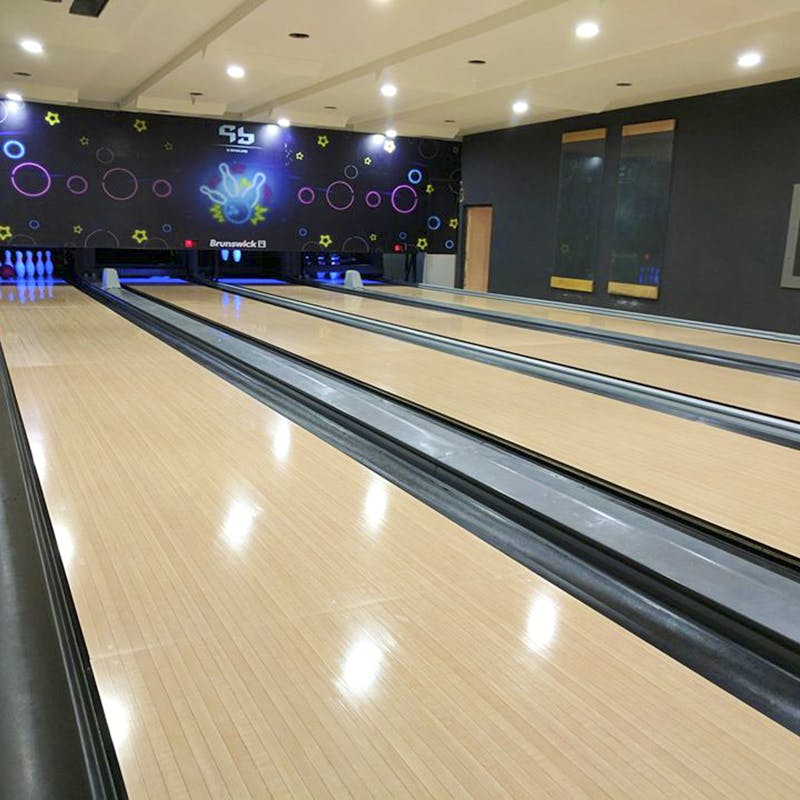Bowling,Ten-pin bowling,Bowling equipment,Bowling pin,Floor,Leisure centre,Individual sports,Ball game,Sky,Bowling ball