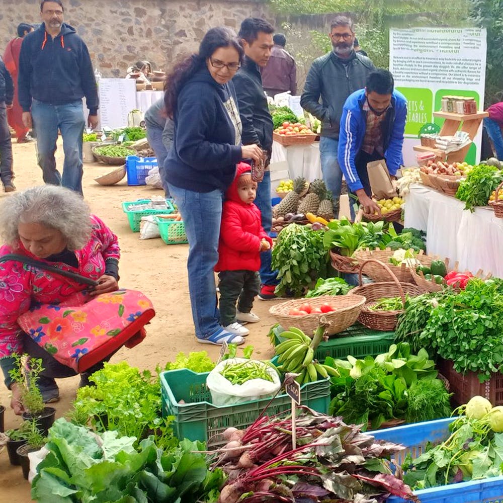 Market,Local food,Marketplace,Natural foods,Selling,Whole food,Public space,Leaf vegetable,Vegetable,Greengrocer