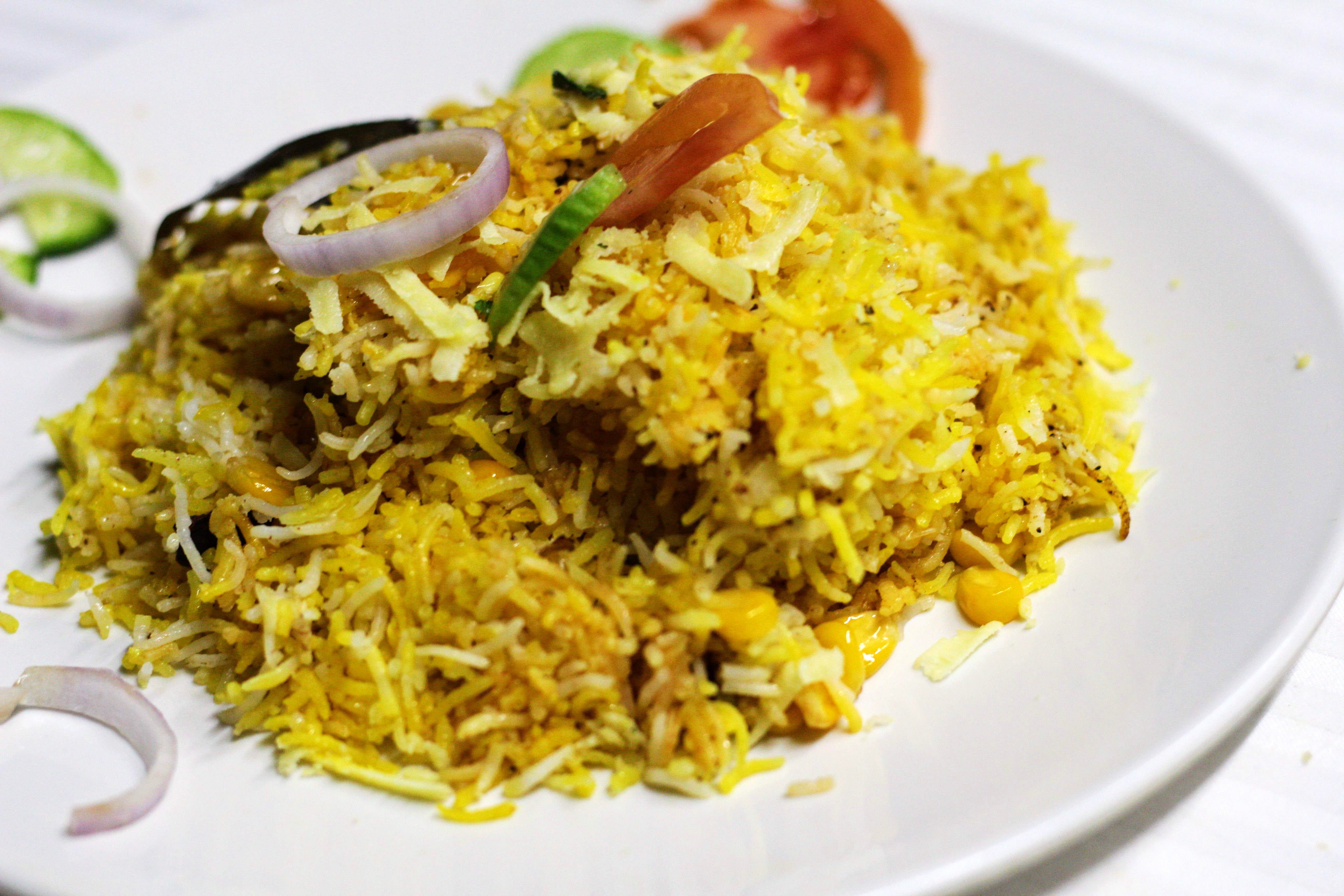Dish,Food,Cuisine,Spiced rice,Rice,Biryani,Thai fried rice,Puliyogare,Ingredient,Hyderabadi biriyani