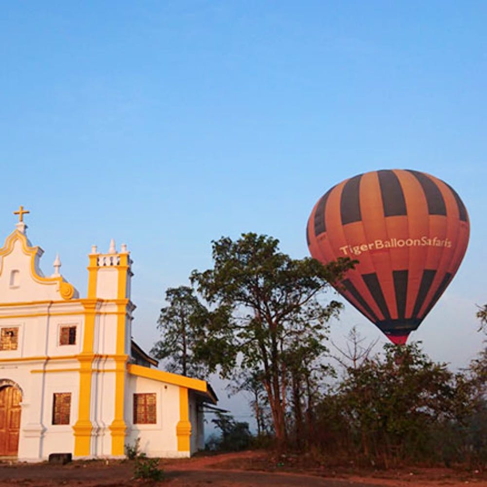 Hot air ballooning,Hot air balloon,Balloon,Sky,Vehicle,Air sports,Recreation