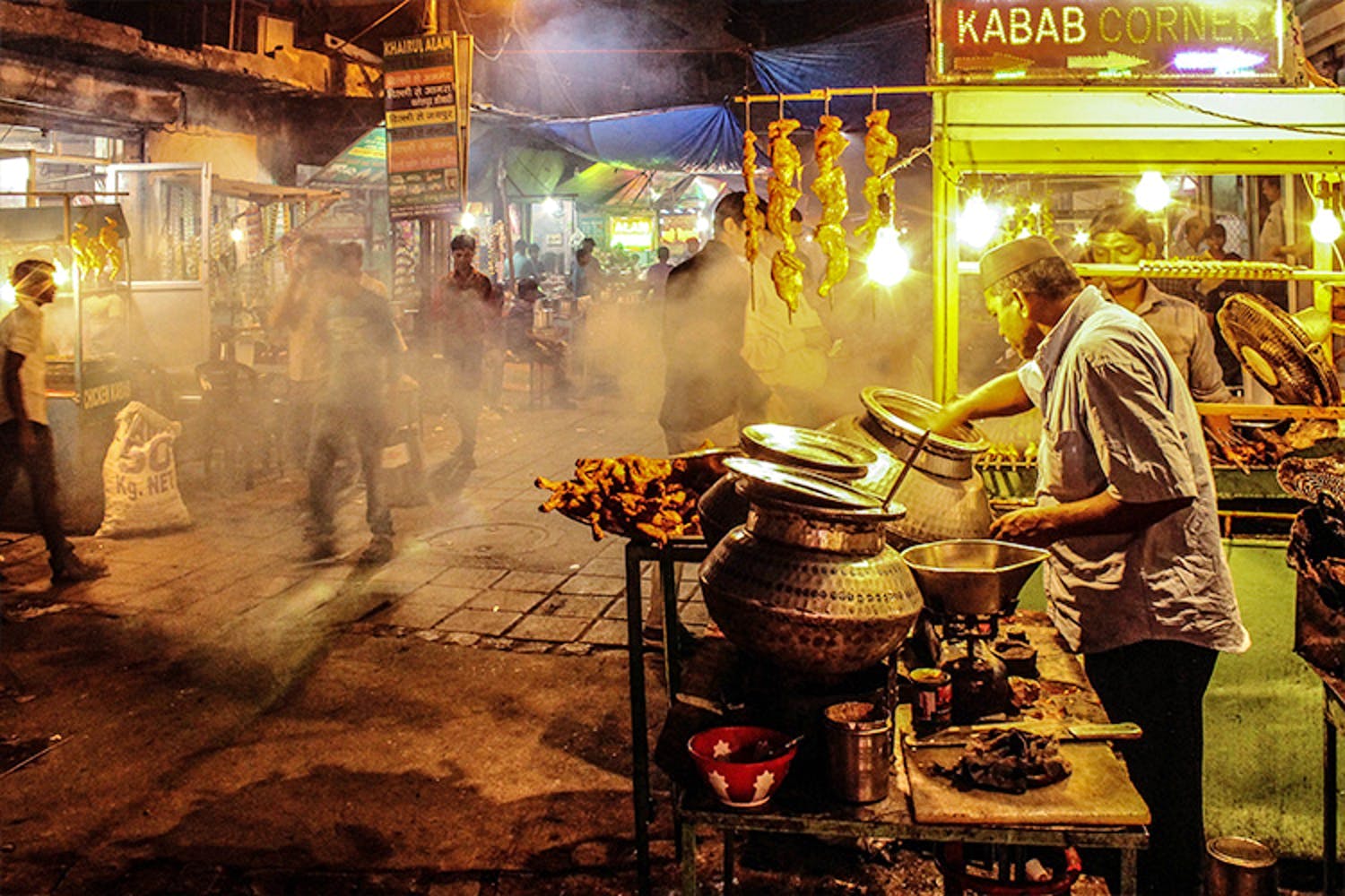 Public space,Market,Night,Bazaar,Street food,Street,Marketplace,City,Hawker,Dai pai dong