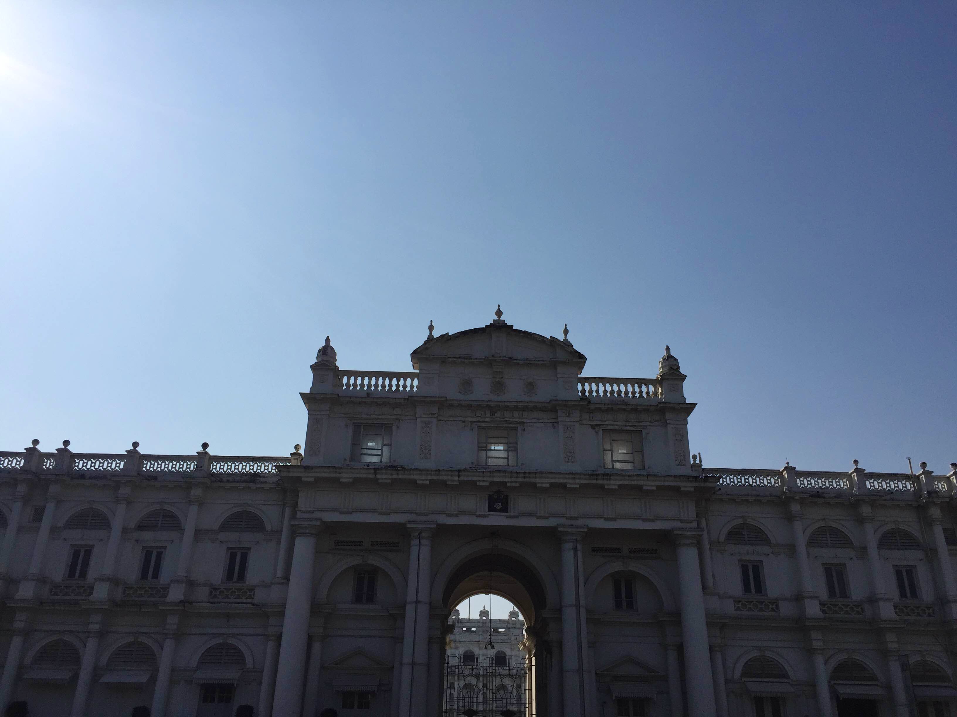 Landmark,Classical architecture,Architecture,Sky,Building,Palace,Historic site,Arch,Facade,City