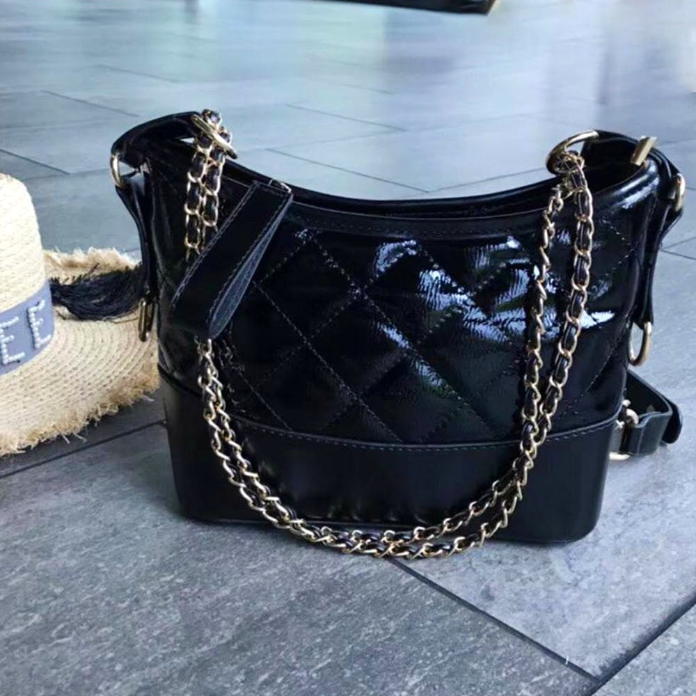 Handbag,Bag,Black,Shoulder bag,Fashion accessory,Leather,Chain,Material property,Hobo bag,Luggage and bags