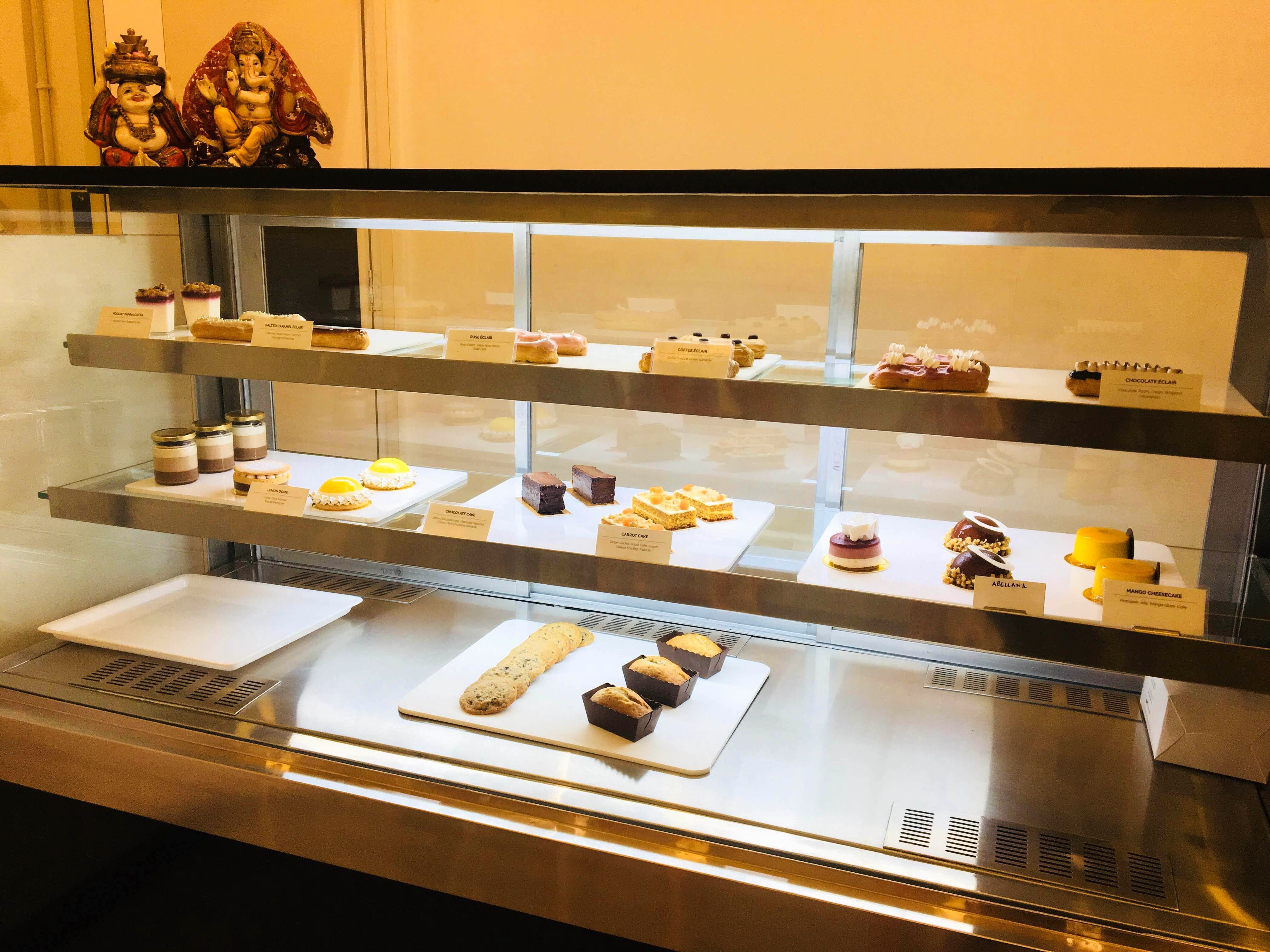 Display case,Bakery,Pâtisserie,Pastry,Shelf,Baking,Cuisine,Food,Petit four,Shelving