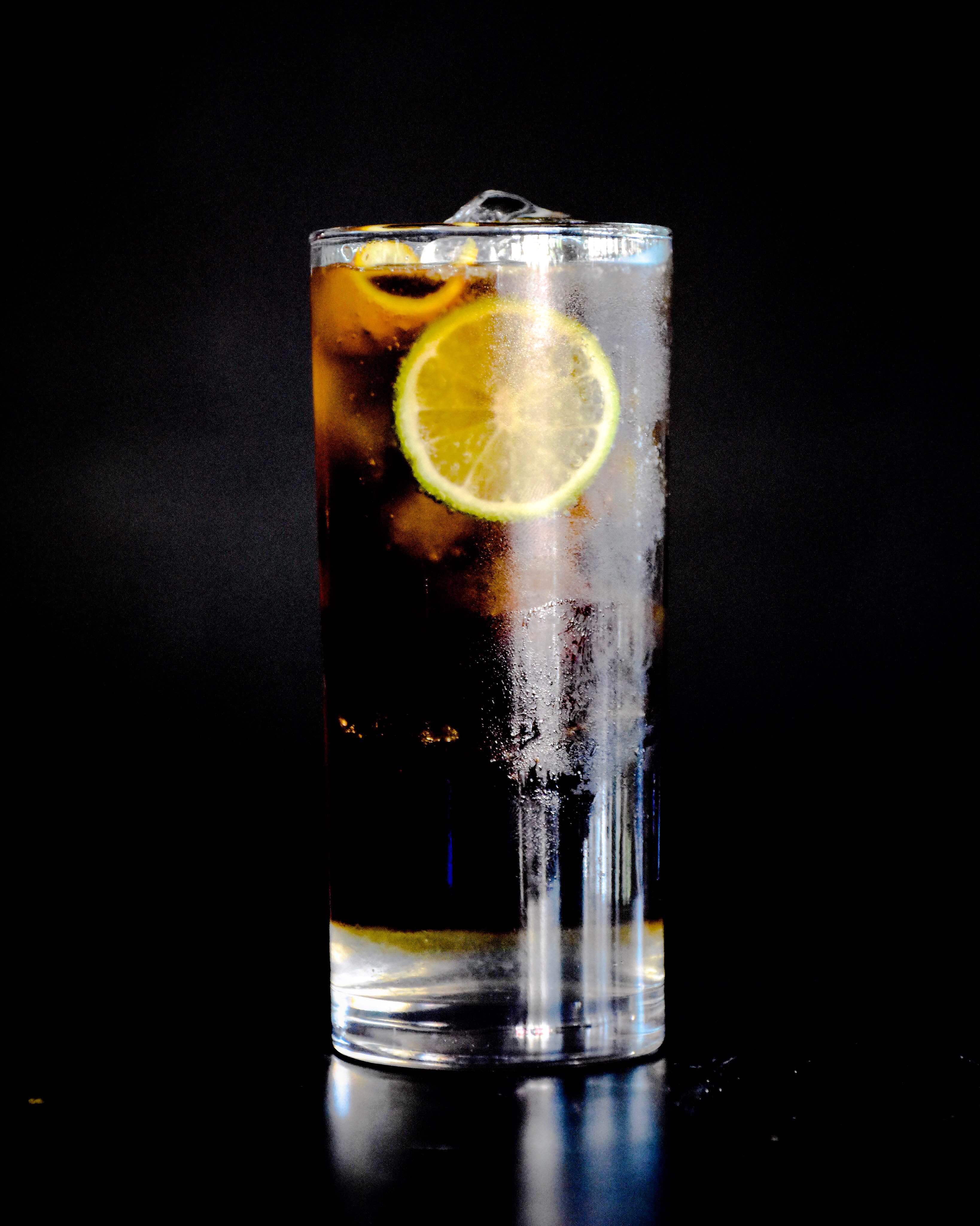 Drink,Highball glass,Alcoholic beverage,Distilled beverage,Highball,Sour,Old fashioned glass,Fizz,Gin and tonic,Beer cocktail