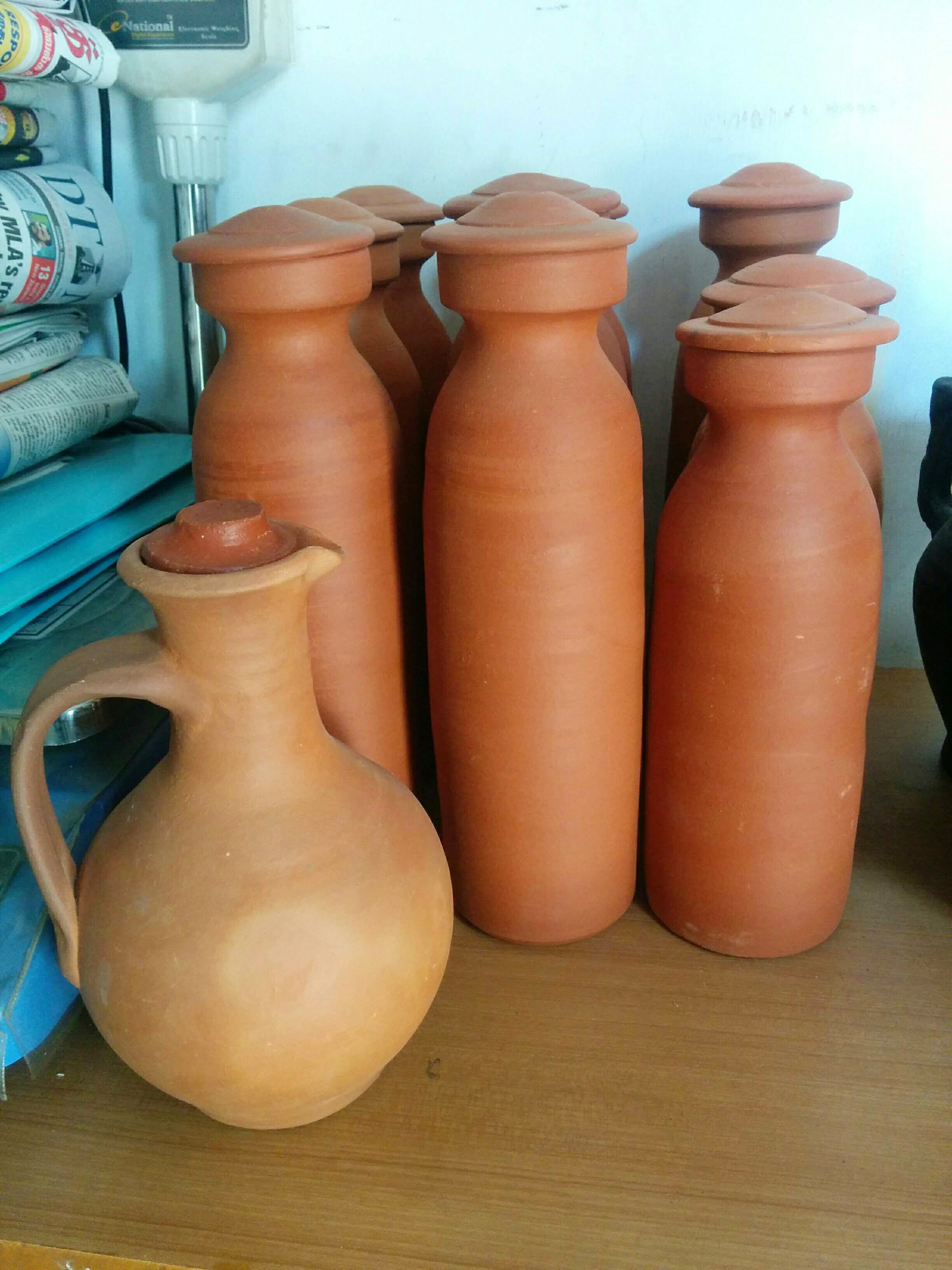 earthenware,Pottery,Vase,Ceramic,Jug,Clay,Artifact,Serveware,Still life,Tableware