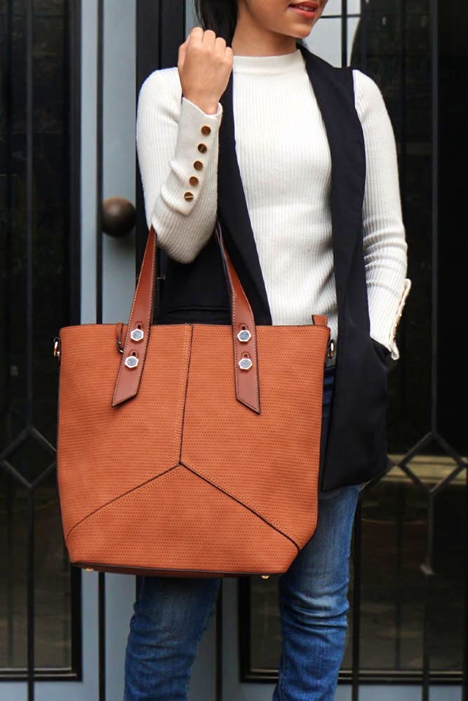 Handbag,Bag,Shoulder,Street fashion,Clothing,Orange,Tote bag,Brown,Fashion accessory,Tan