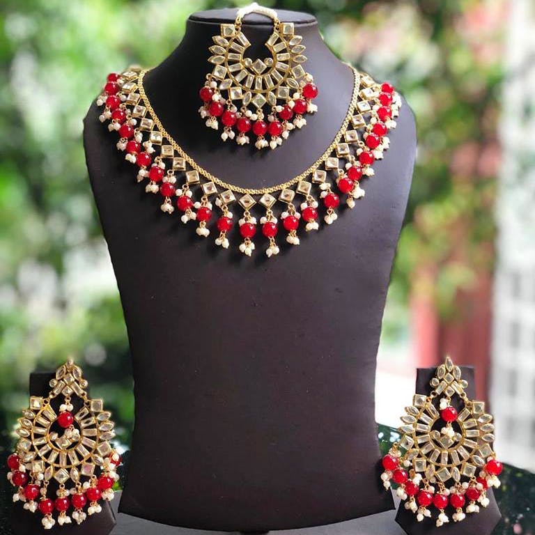 Jewellery,Necklace,Fashion accessory,Maroon,Neck,Pendant,Chain,Pearl,Fashion design