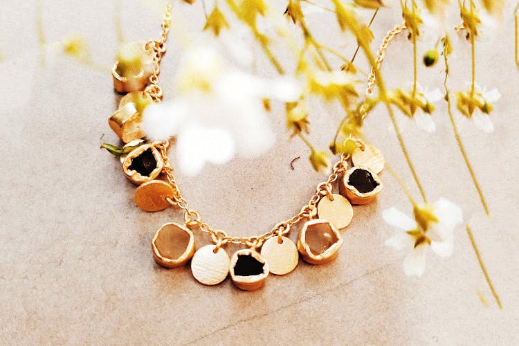 Jewellery,Necklace,Fashion accessory,Body jewelry,Yellow,Chain,Gemstone,Gold,Neck,Beige