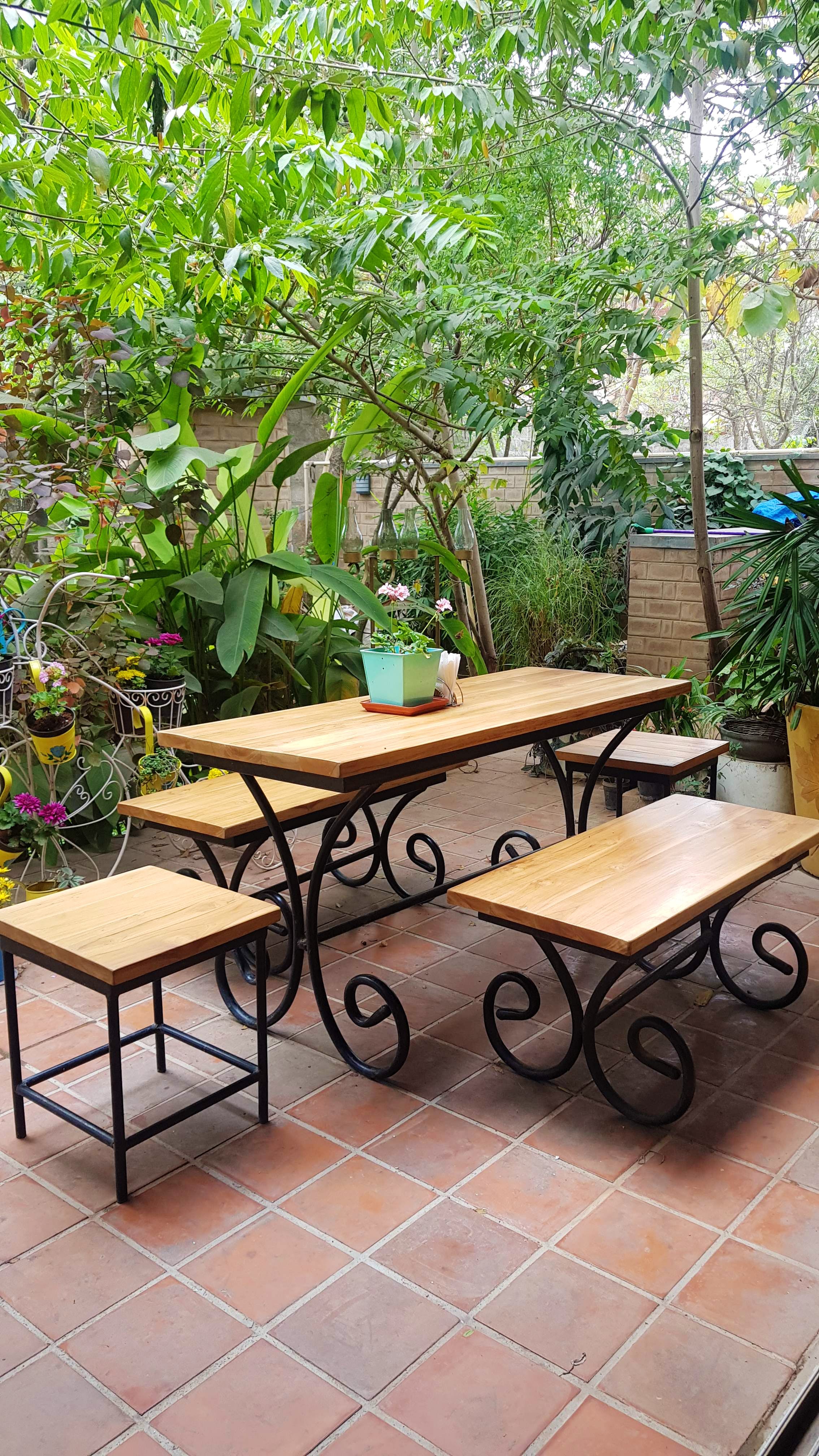 Furniture,Table,Outdoor table,Outdoor furniture,Coffee table,Patio,Iron,Bench,Outdoor bench,Botany