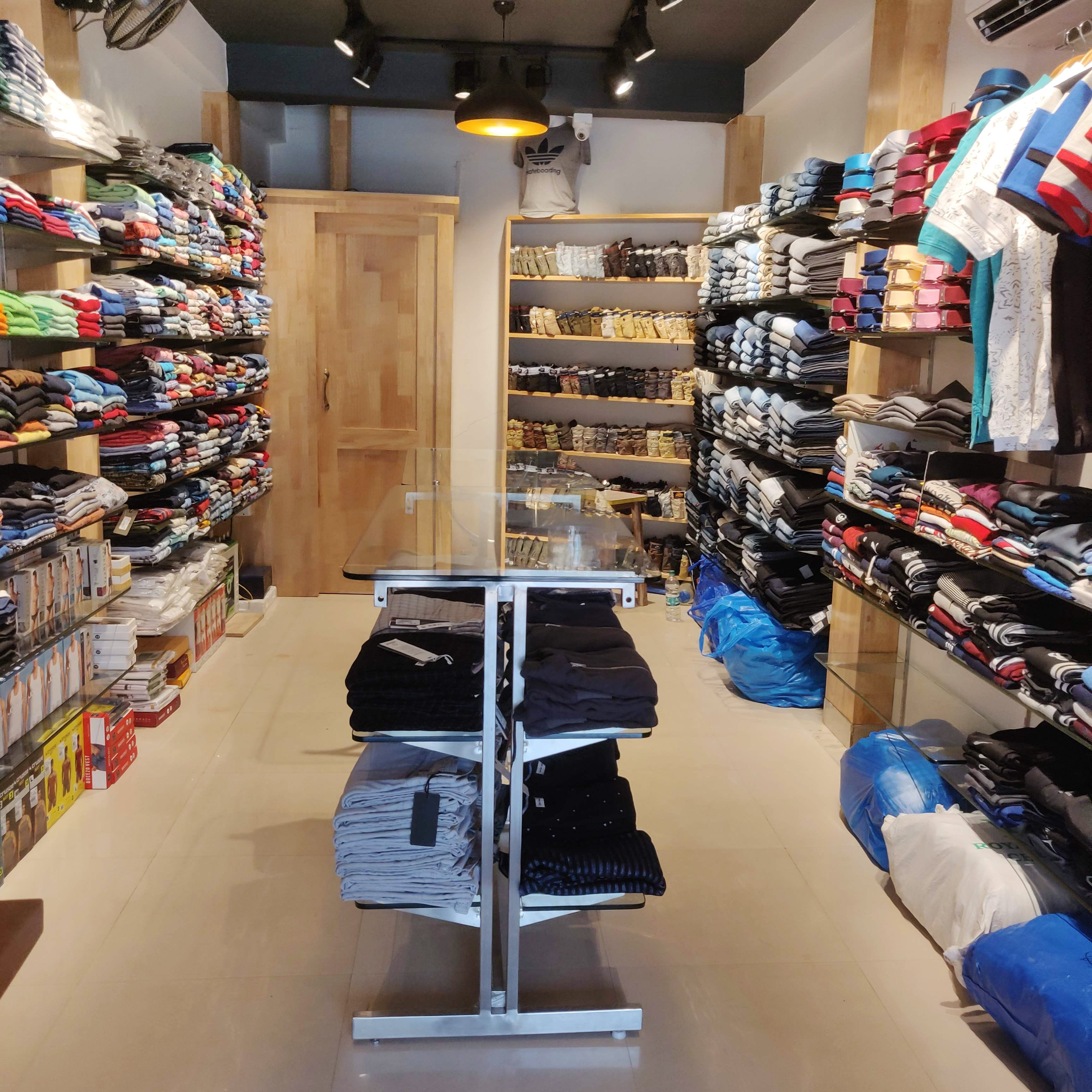 Outlet store,Retail,Building,Footwear,Aisle,Boutique,Inventory,Room,Shopping,Shoe