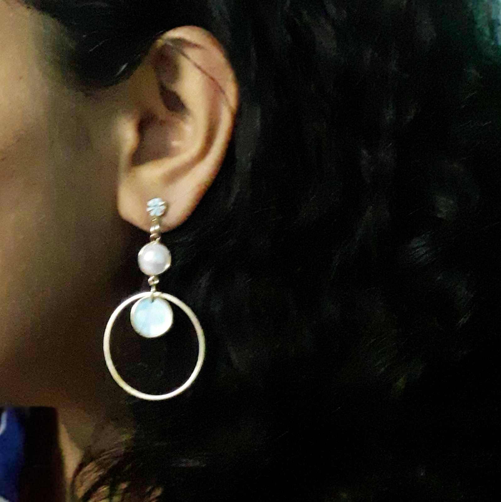 Ear,Body jewelry,Jewellery,Pearl,Fashion accessory,Earrings,Organ,Neck,Gemstone,Human body