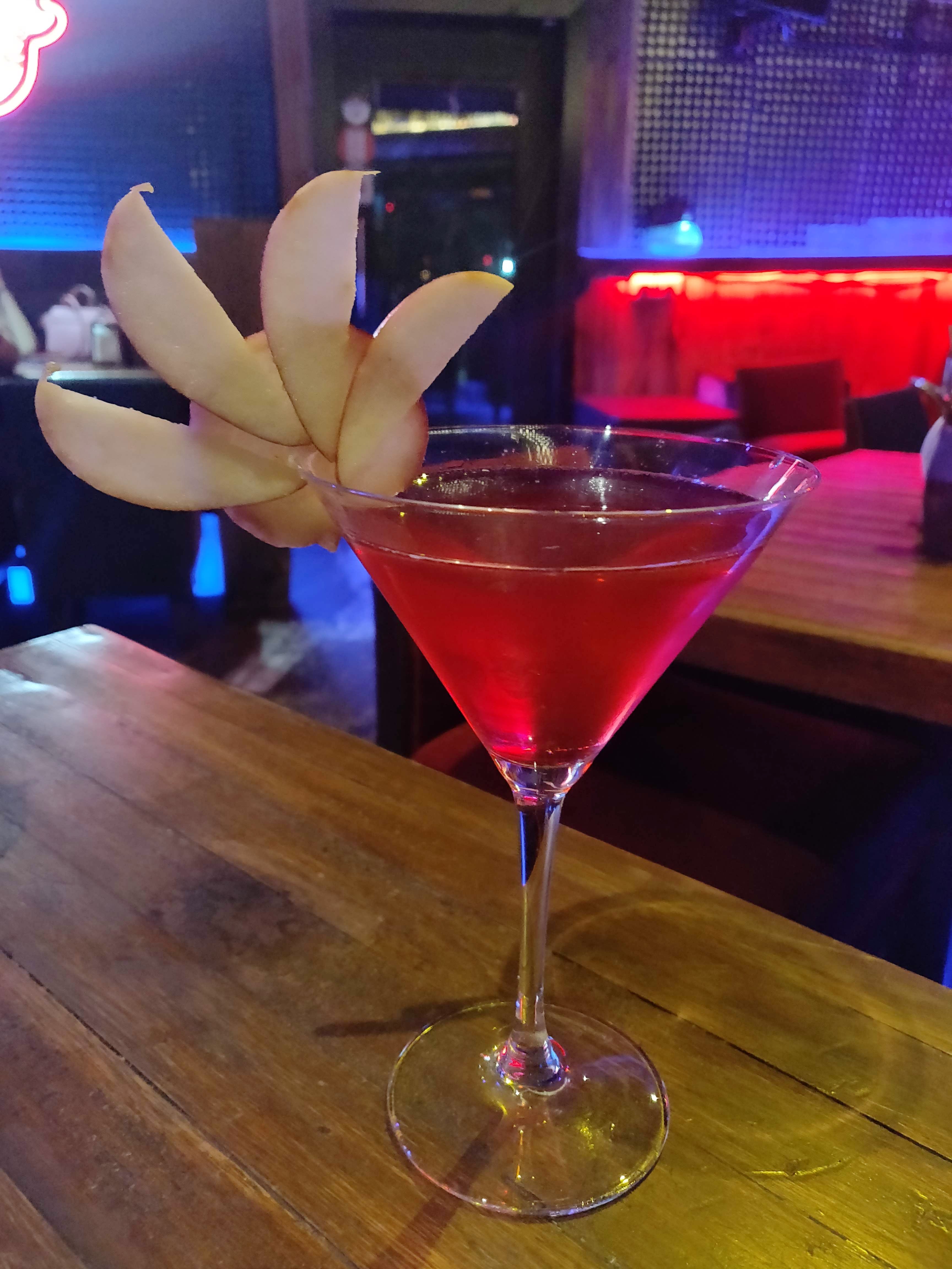 Drink,Classic cocktail,Martini glass,Alcoholic beverage,Distilled beverage,Daiquiri,Cocktail,Cosmopolitan,Cocktail garnish,Bacardi cocktail