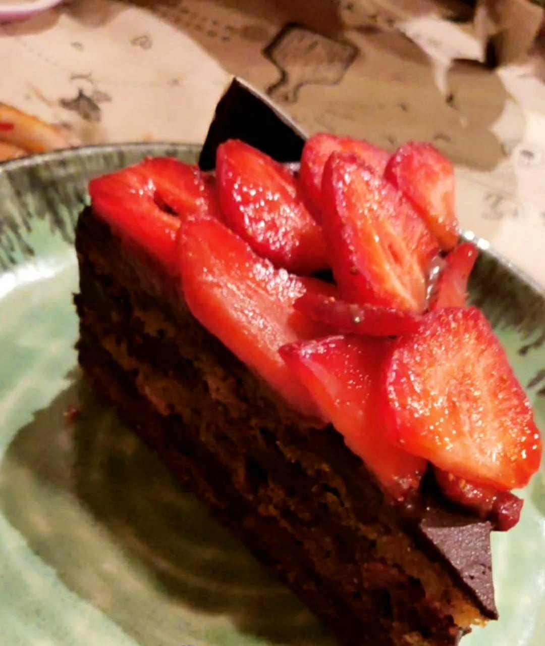 Dish,Food,Cake,Strawberries,Cuisine,Chocolate cake,Dessert,Strawberry,Flourless chocolate cake,Sachertorte