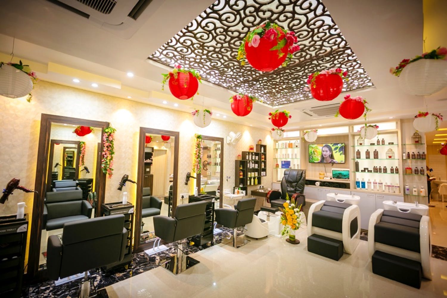 Get Home Services From Mirror n' Comb Salon LBB, Kolkata