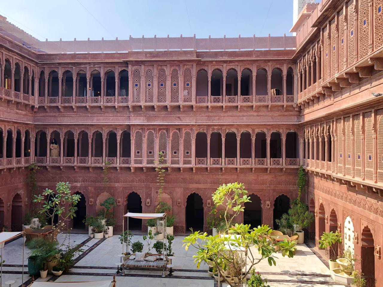 Building,Courtyard,Architecture,Palace,Landmark,Classical architecture,Facade,Column,Arcade,Estate