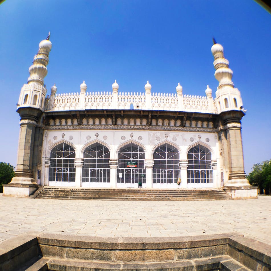 Landmark,Building,Mosque,Holy places,Architecture,Sky,Classical architecture,Historic site,Place of worship,Dome