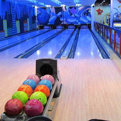 Bowling,Ten-pin bowling,Bowling pin,Bowling ball,Bowling equipment,Ball,Leisure centre,Duckpin bowling,Ball game,Individual sports