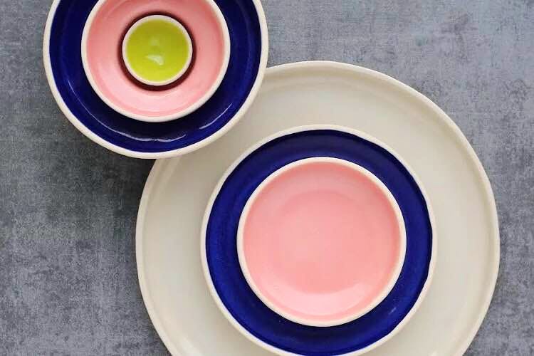 Dishware,Plate,Serveware,Pink,Platter,Tableware,earthenware,Saucer,Dinnerware set,Circle