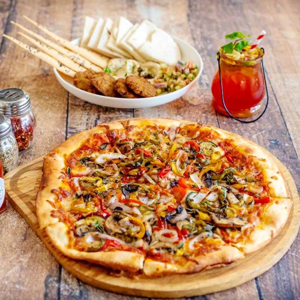 Dish,Food,Cuisine,Pizza,Junk food,California-style pizza,Ingredient,Flatbread,Fast food,Italian food