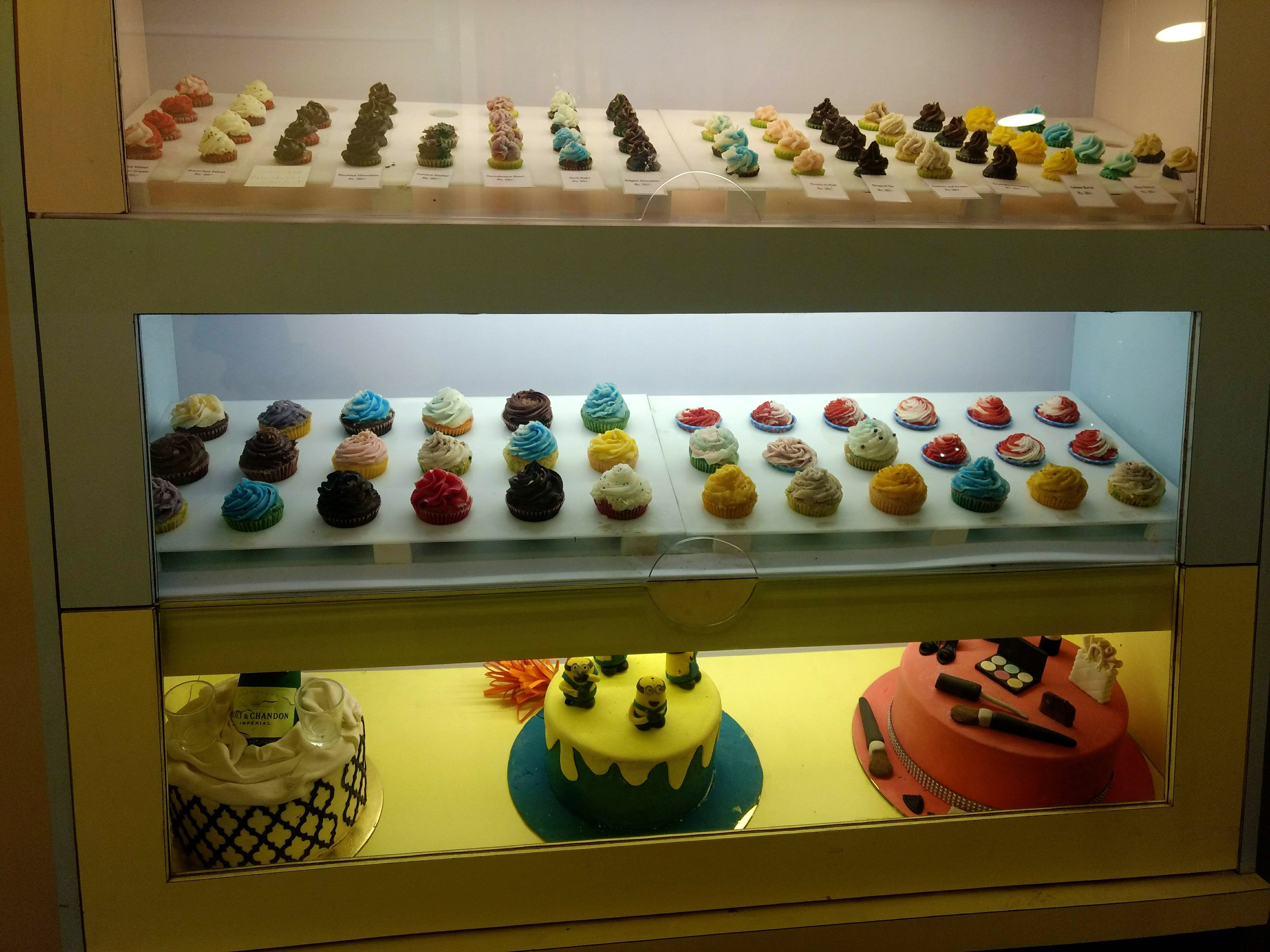 Display case,Baking,Sweetness,Food,Pâtisserie,Dessert,Collection,Cupcake,Petit four,Bakery